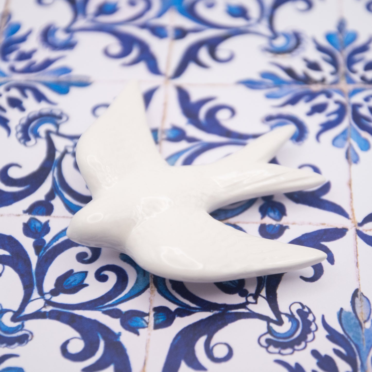 Hirondelle en céramique blanche