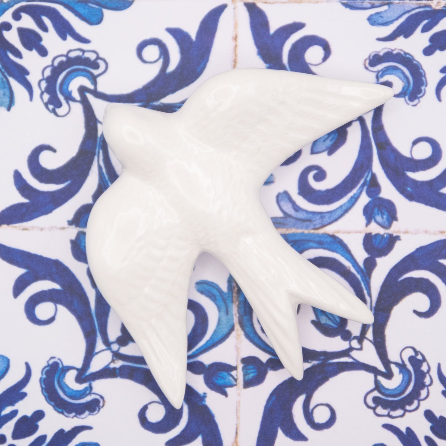 Hirondelle en céramique blanche