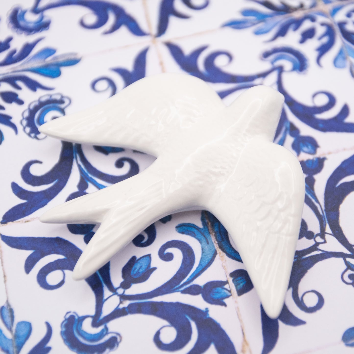 Hirondelle en céramique blanche