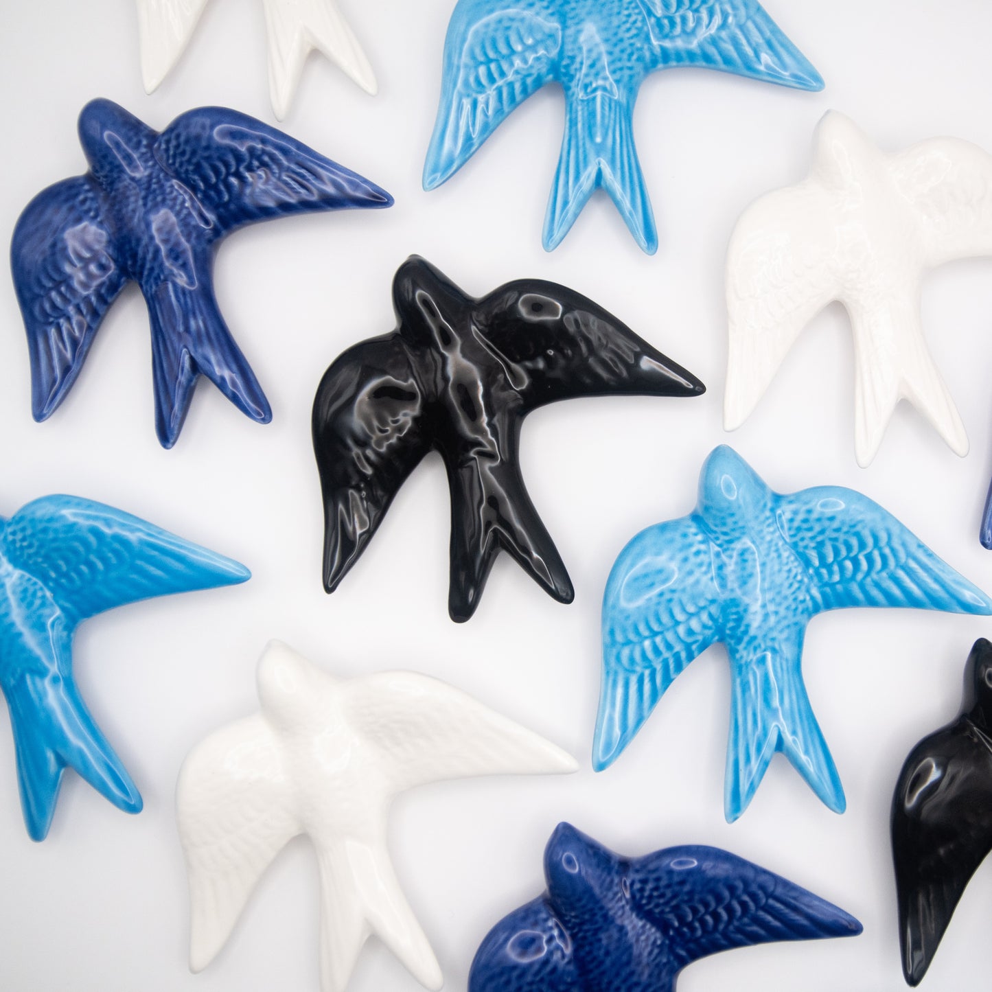 Hirondelle en céramique noire