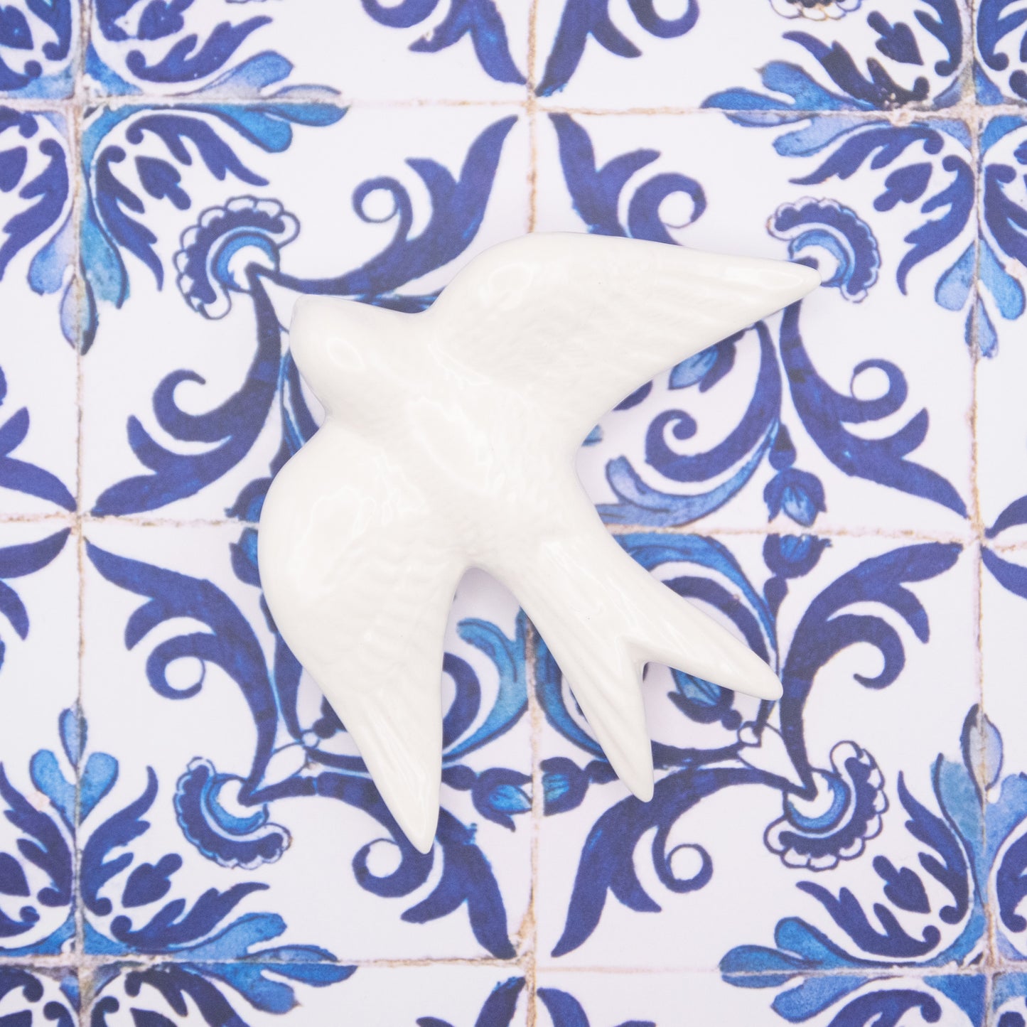Hirondelle en céramique blanche