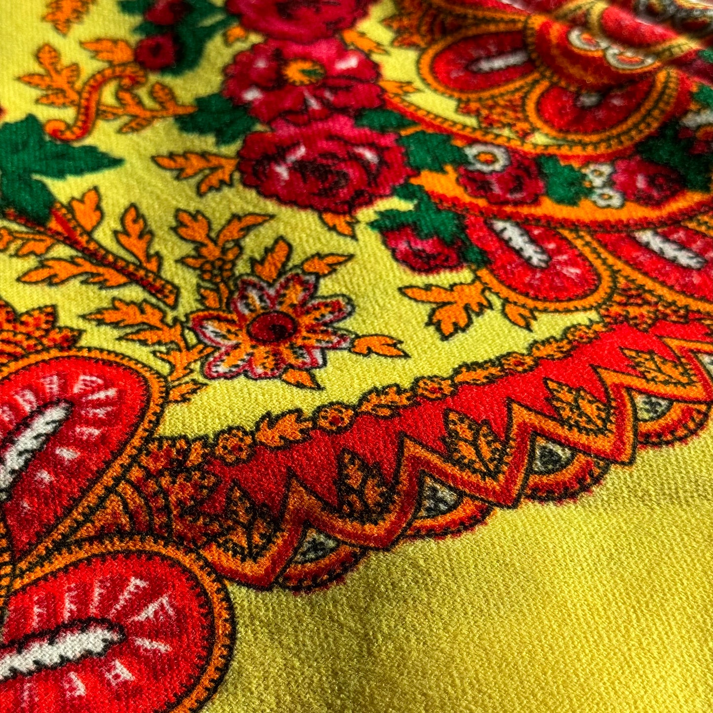 Lenço português do Minhoto “Amarelo”