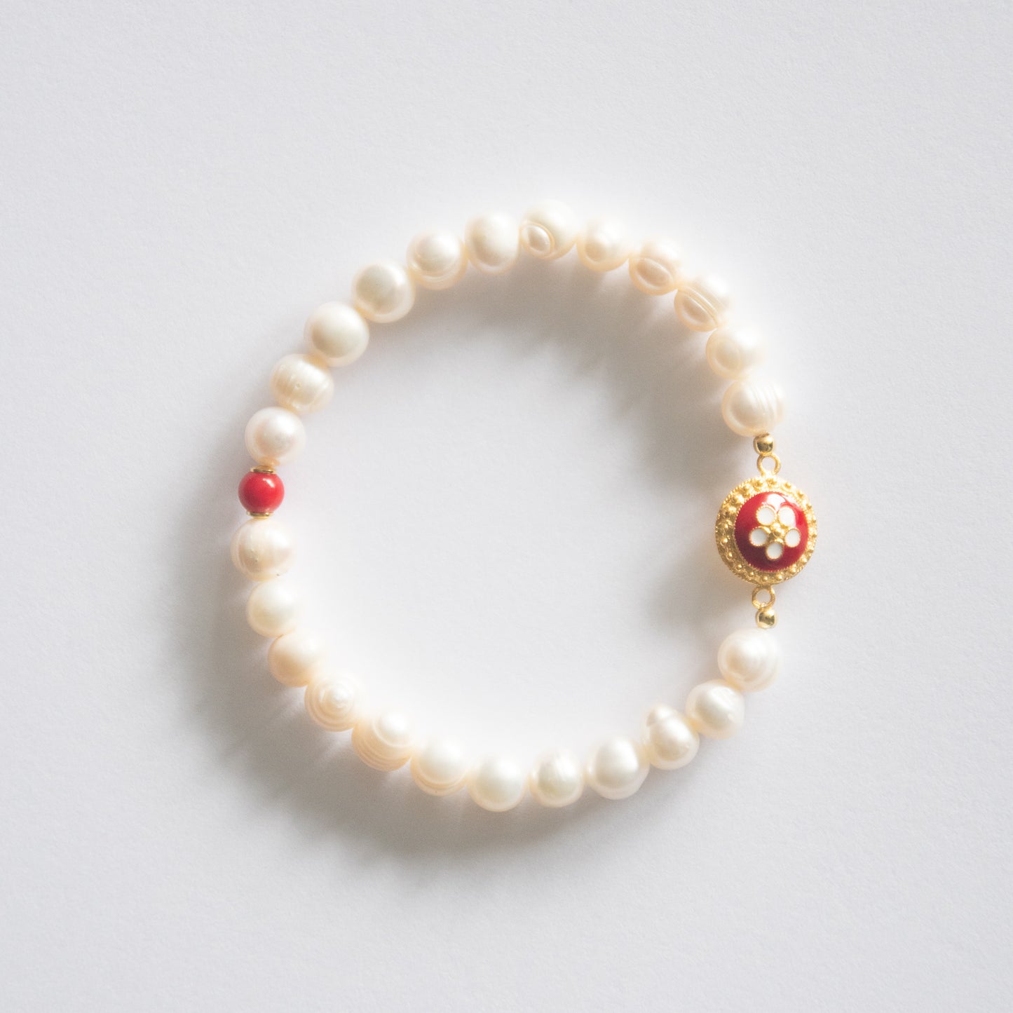 Bracelet "Caramujo rouge" en argent plaqué or et perles
