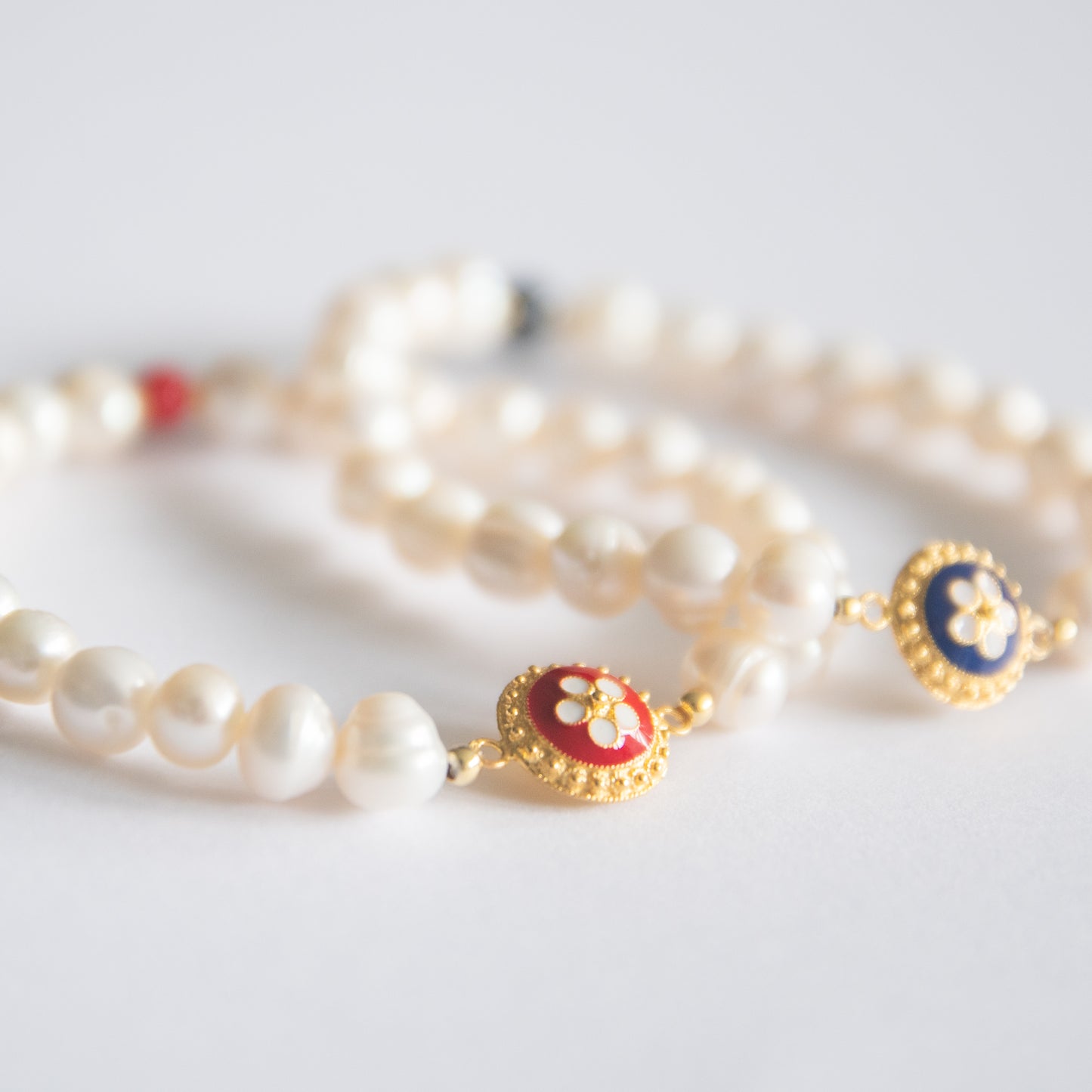 Bracelet "Caramujo rouge" en argent plaqué or et perles