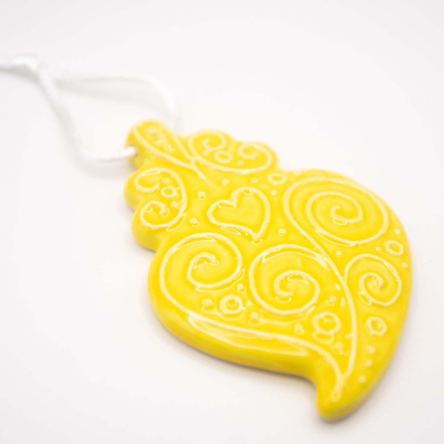 Coeur de Viana à suspendre en céramique jaune
