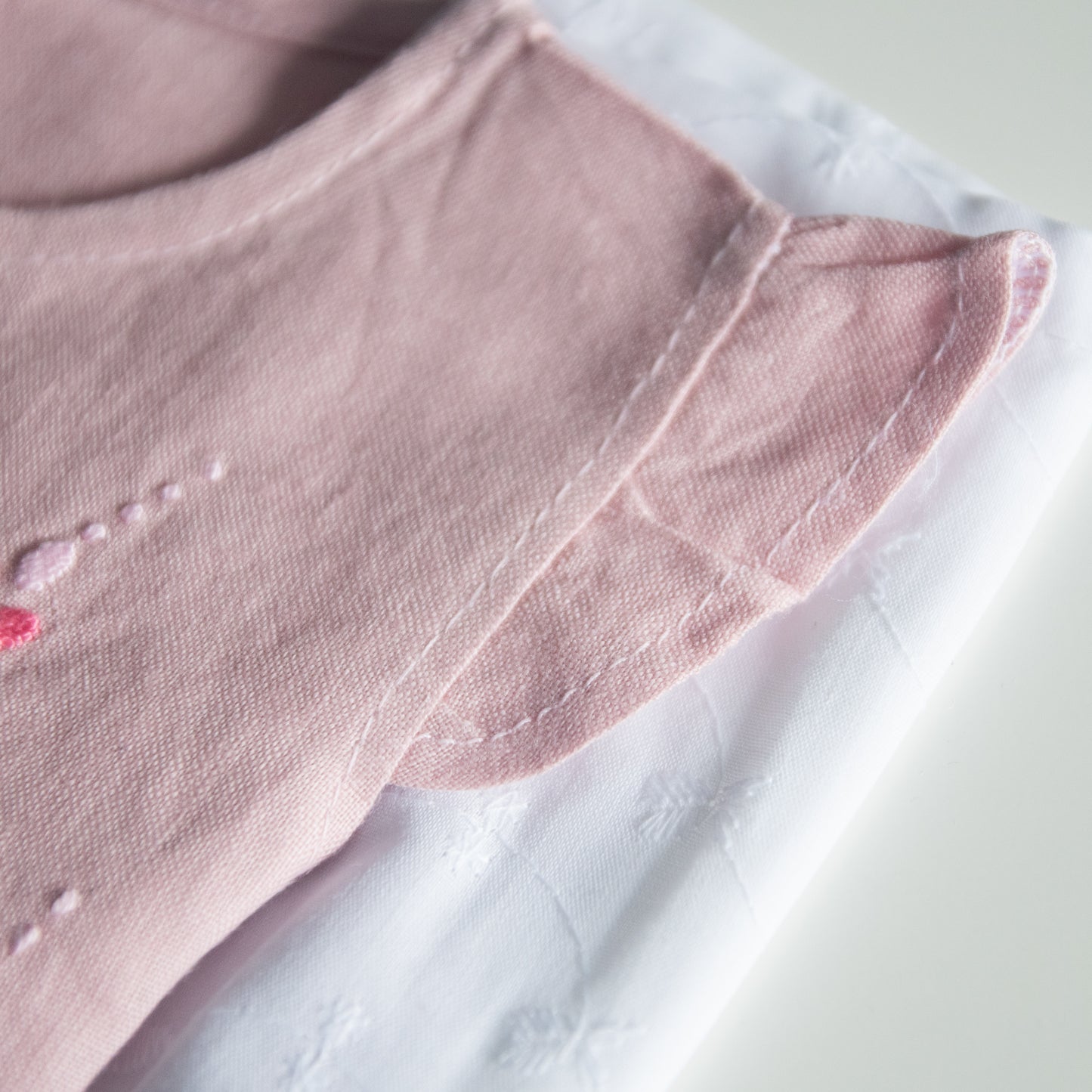 Robe enfant brodée à fleurs roses