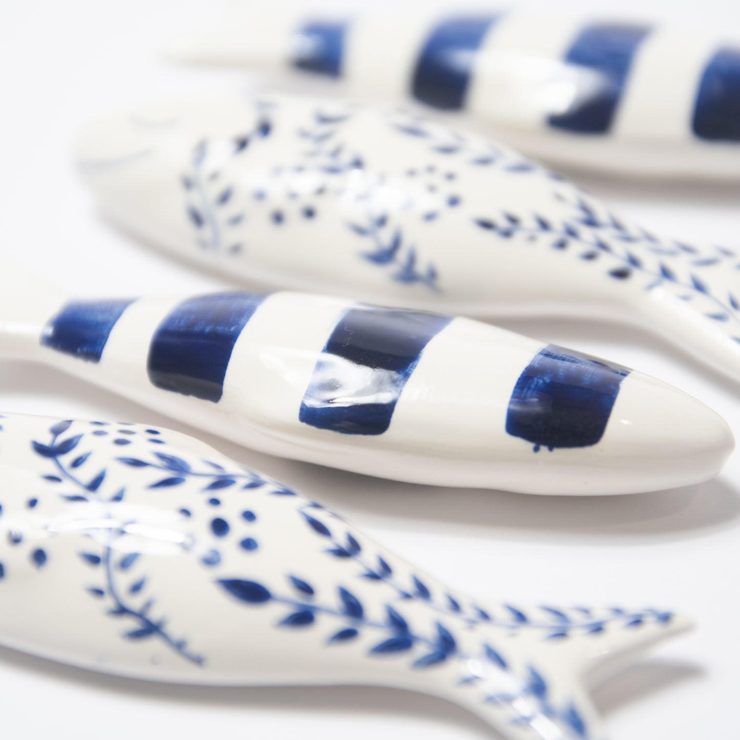 Sardine en céramique rayée bleue