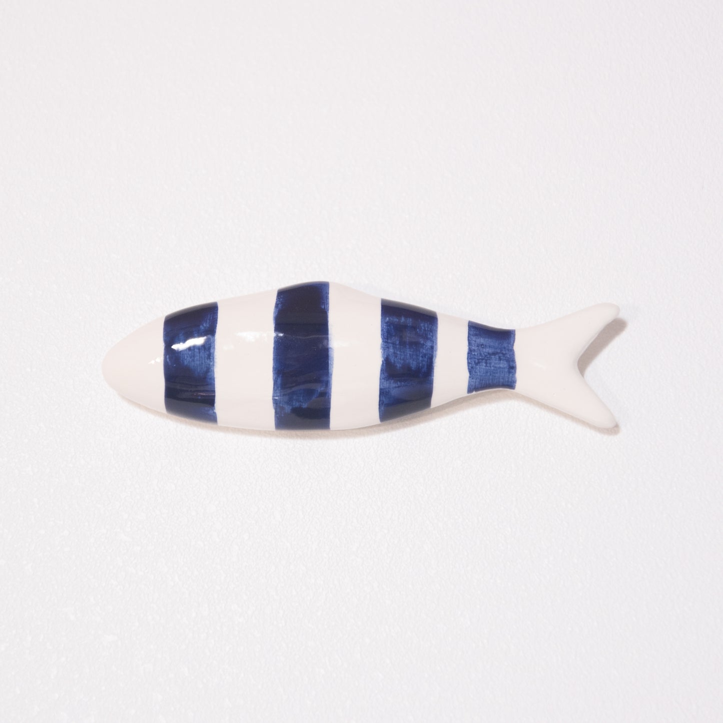 Sardine en céramique rayée bleue