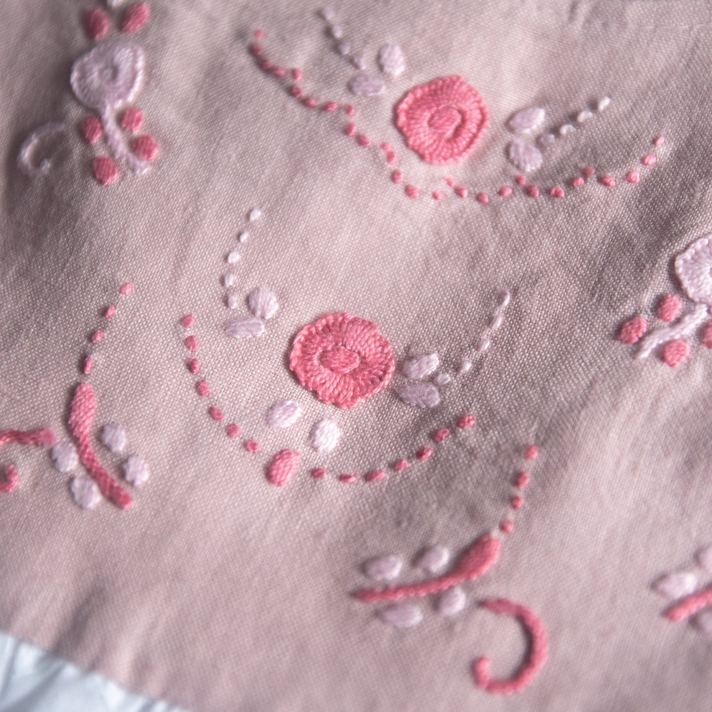 Vestido infantil bordado com flores rosa