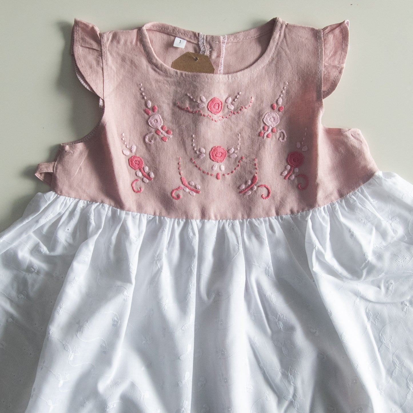 Vestido infantil bordado com flores rosa