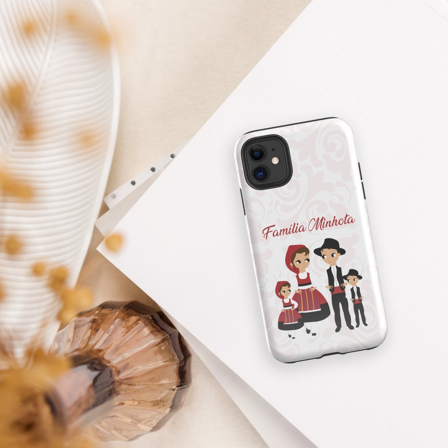 Capa rígida personalizável para iPhone com dupla proteção "Família Minhota"