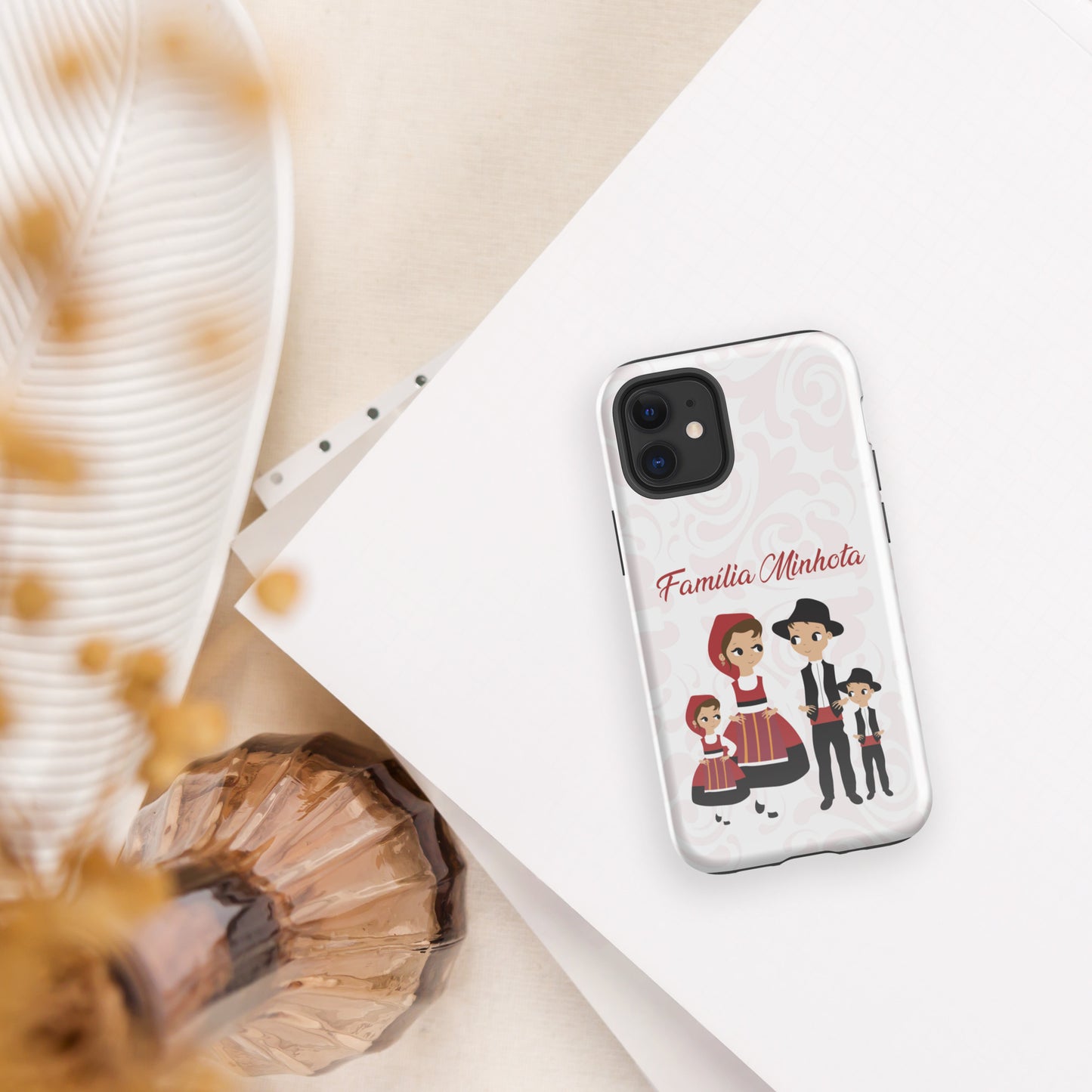 Capa rígida personalizável para iPhone com dupla proteção "Família Minhota"