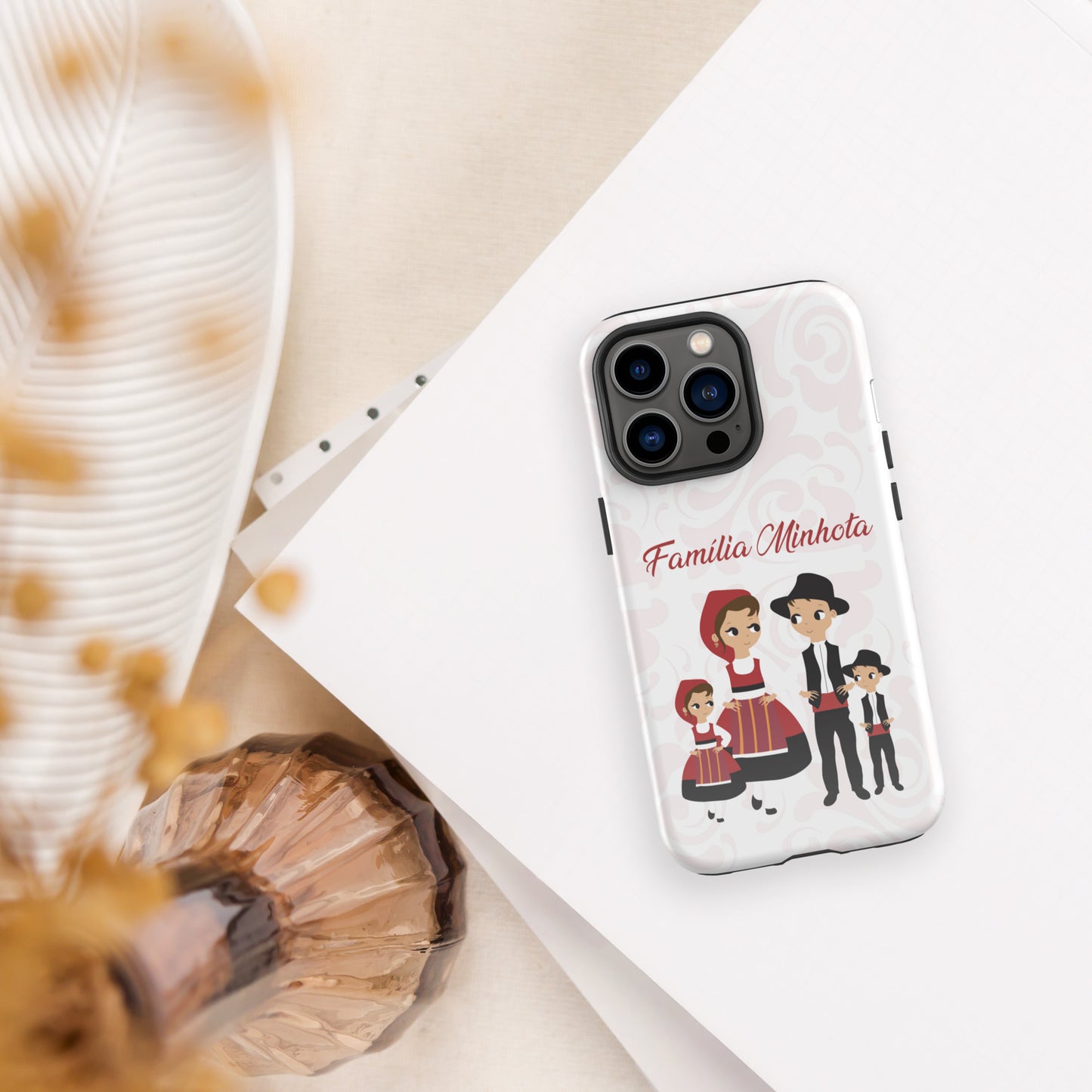 Capa rígida personalizável para iPhone com dupla proteção "Família Minhota"