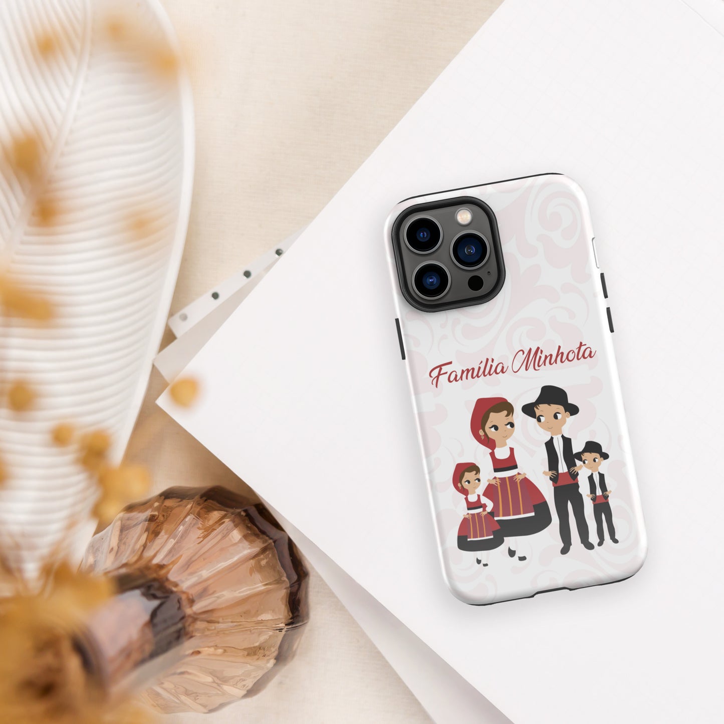 Capa rígida personalizável para iPhone com dupla proteção "Família Minhota"