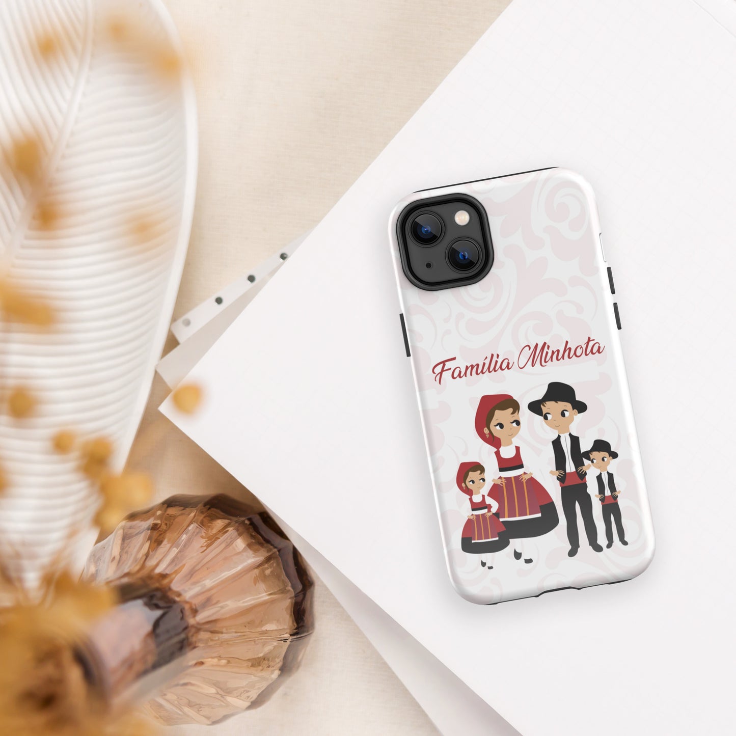 Capa rígida personalizável para iPhone com dupla proteção "Família Minhota"