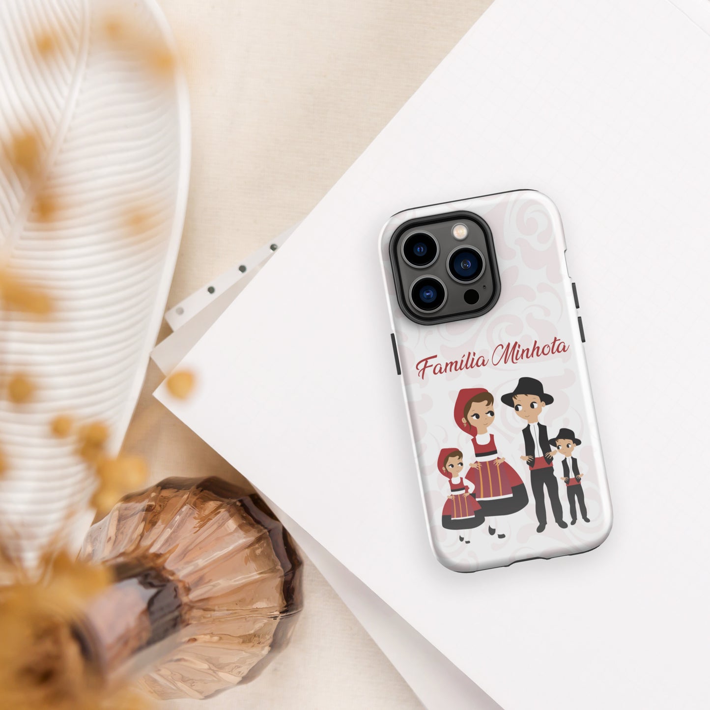 Capa rígida personalizável para iPhone com dupla proteção "Família Minhota"