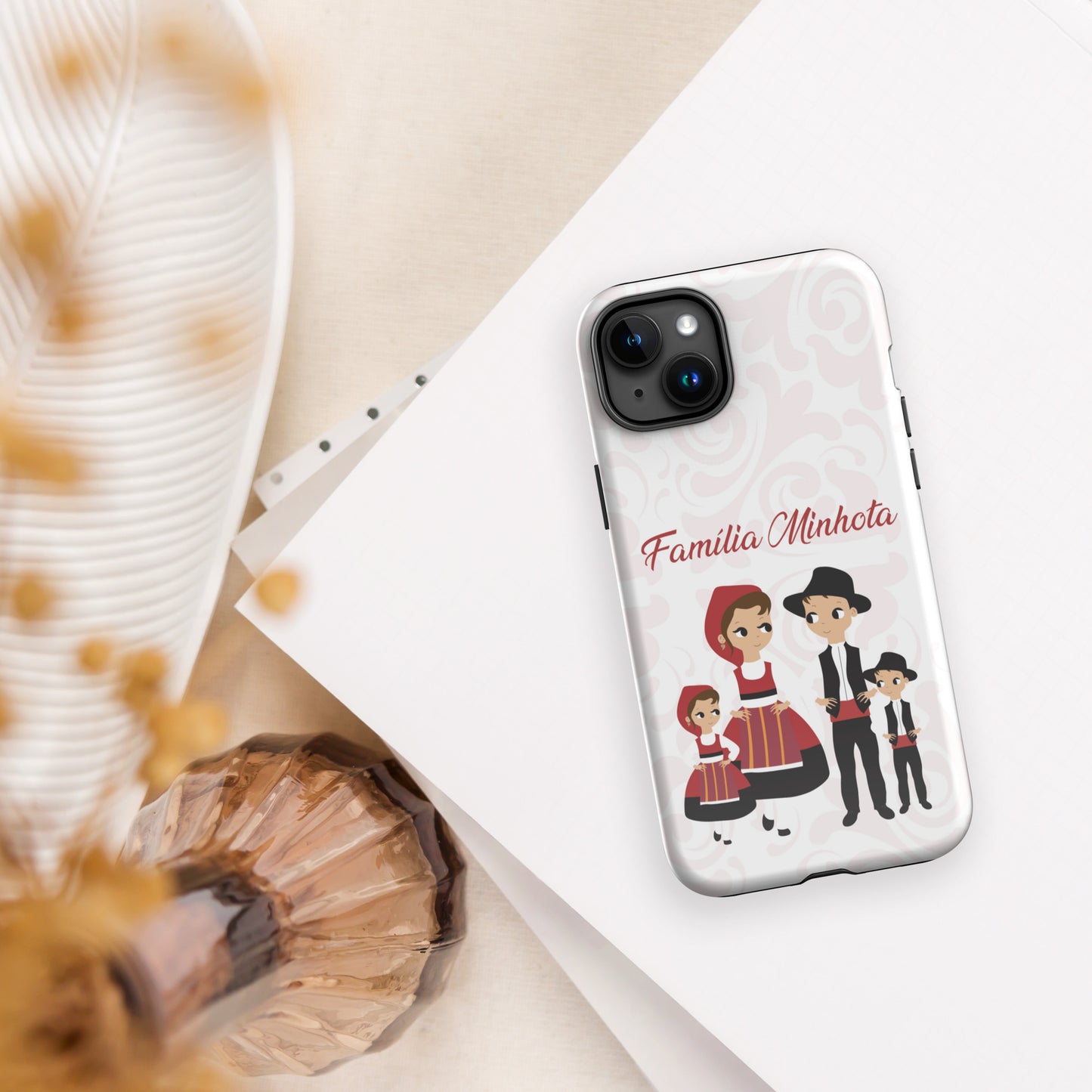 Capa rígida personalizável para iPhone com dupla proteção "Família Minhota"