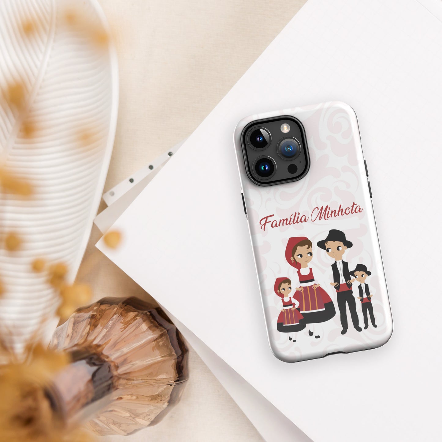 Capa rígida personalizável para iPhone com dupla proteção "Família Minhota"