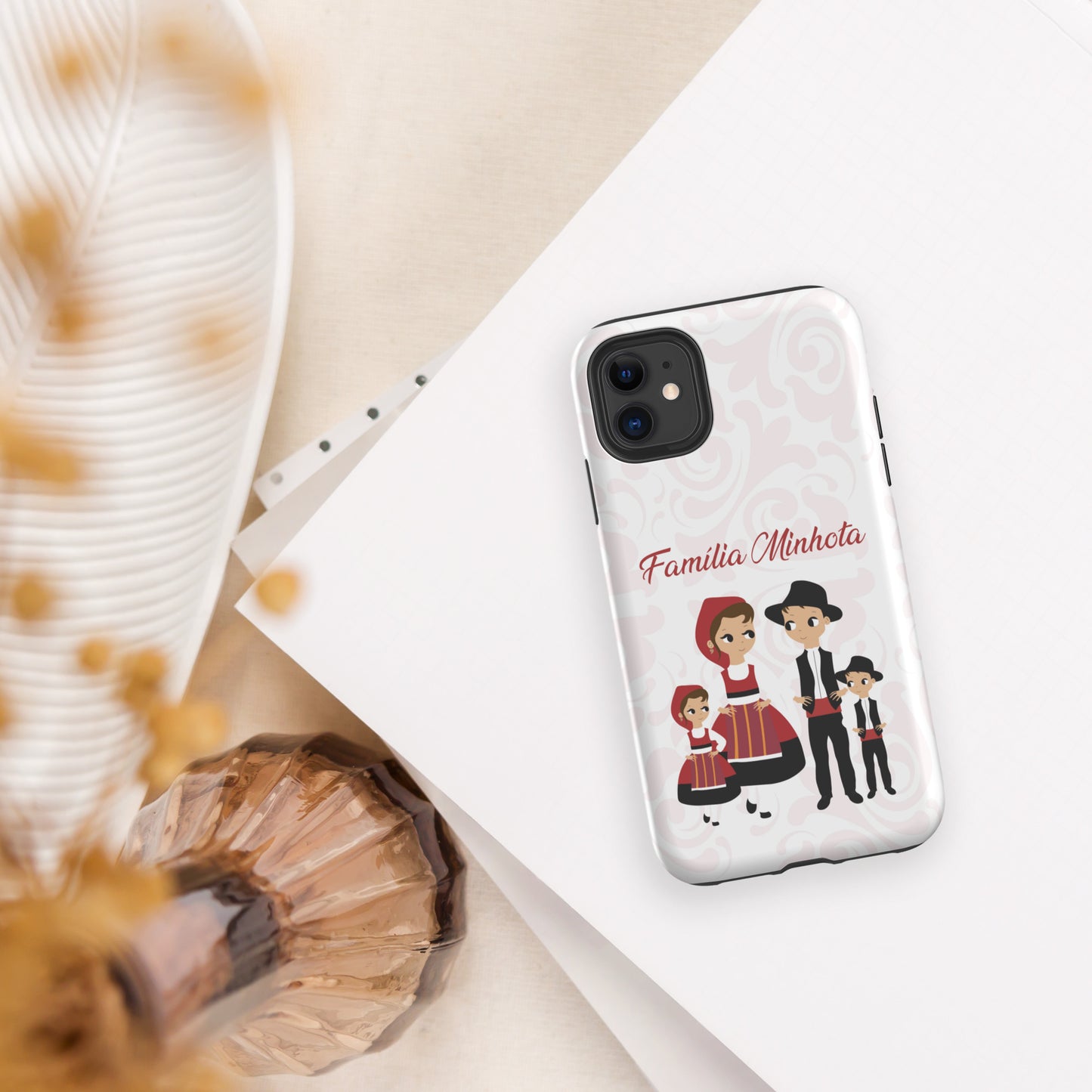 Capa rígida personalizável para iPhone com dupla proteção "Família Minhota"