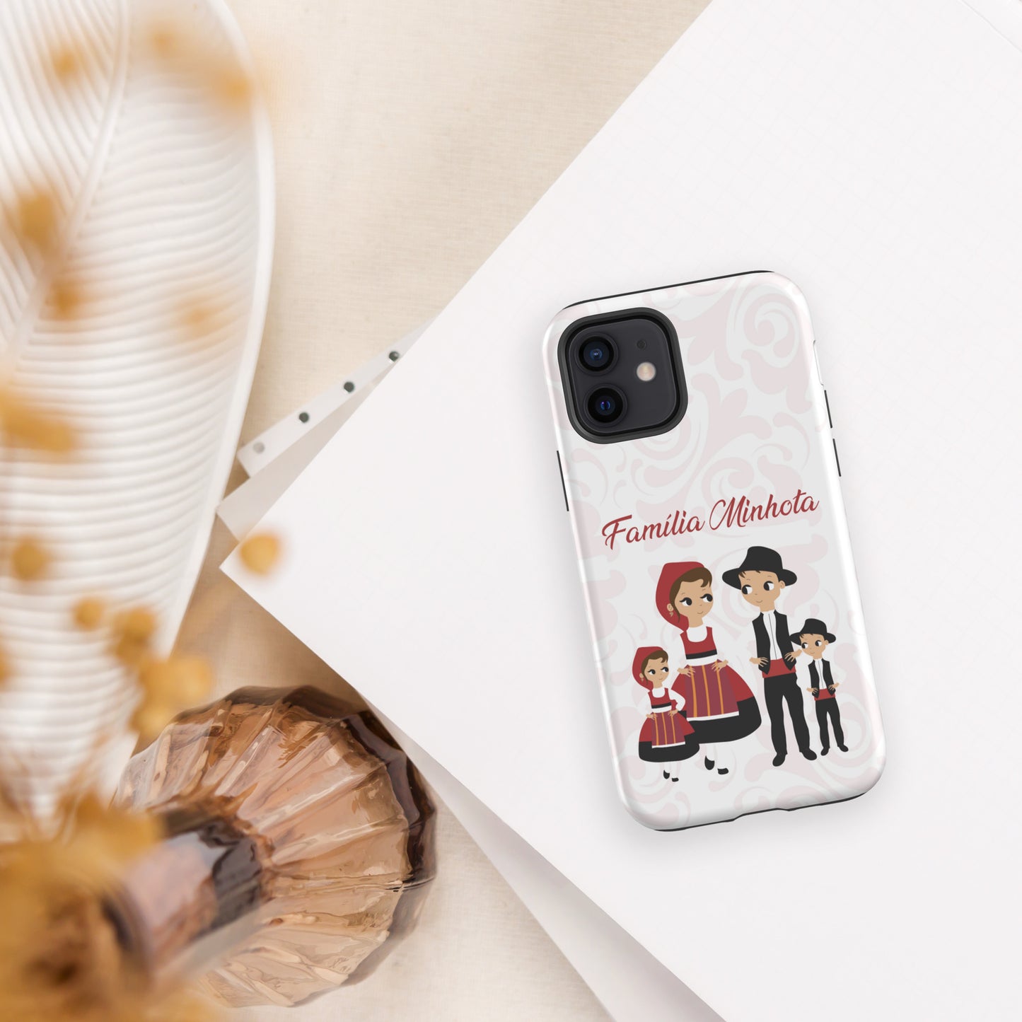 Capa rígida personalizável para iPhone com dupla proteção "Família Minhota"