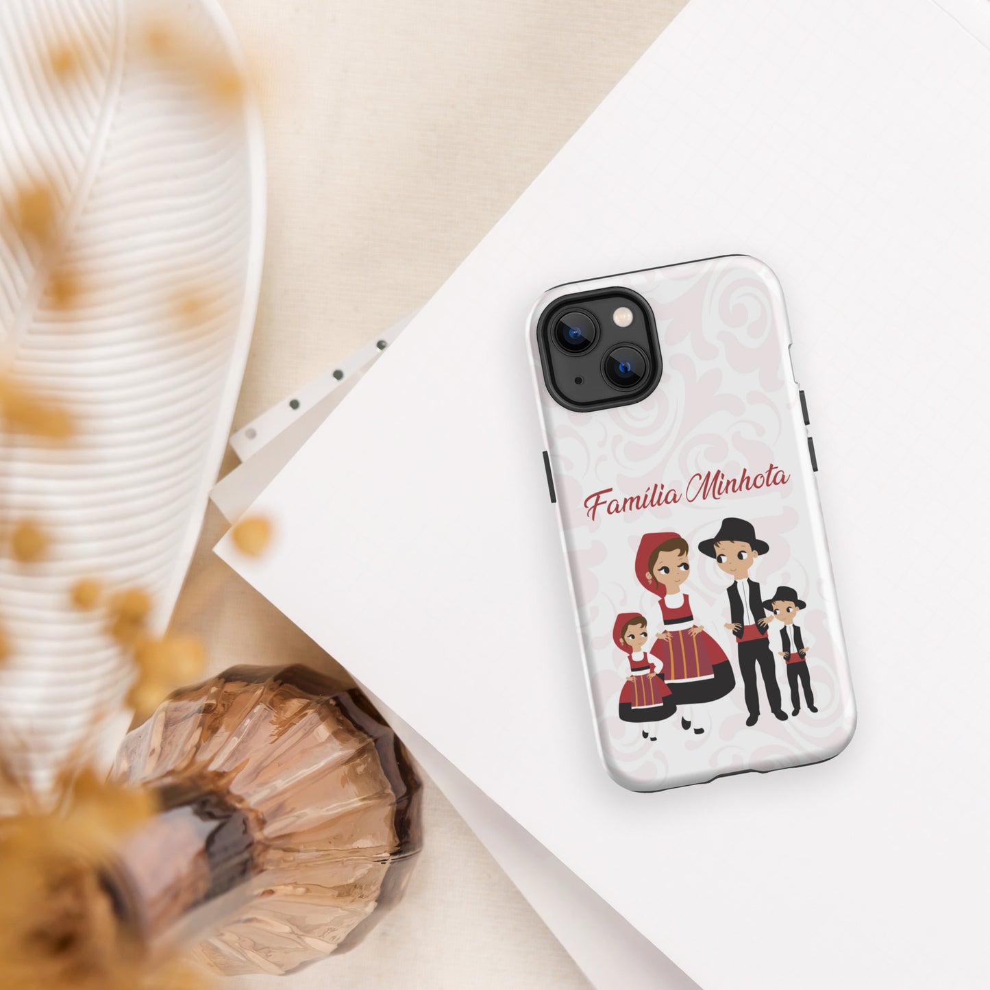 Capa rígida personalizável para iPhone com dupla proteção "Família Minhota"