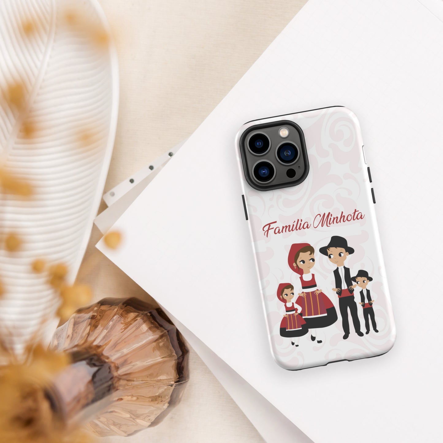 Capa rígida personalizável para iPhone com dupla proteção "Família Minhota"