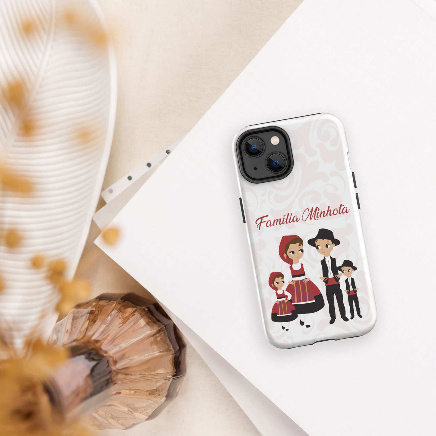 Capa rígida personalizável para iPhone com dupla proteção "Família Minhota"