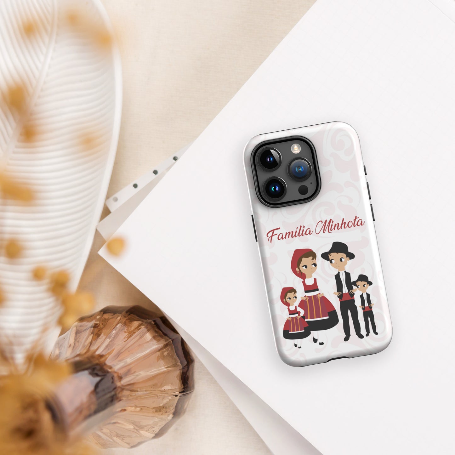 Capa rígida personalizável para iPhone com dupla proteção "Família Minhota"